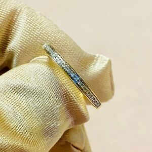 Simple design diamonds 💎 band ring. 14 K solid gold